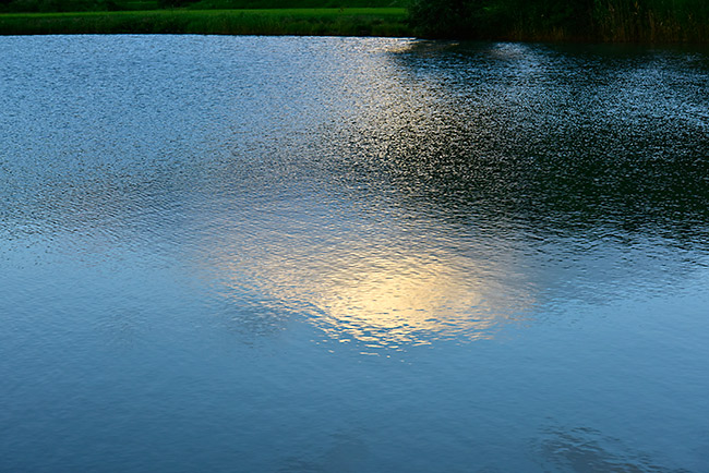 ため池に映る雲